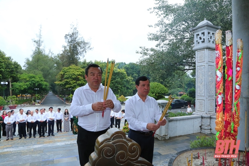 Phó Bí thư Thường trực Tỉnh ủy, Trưởng Đoàn ĐBQH tỉnh Lại Thế Nguyên viếng các anh hùng liệt sĩ tại các nghĩa trang thuộc tỉnh Tây Ninh