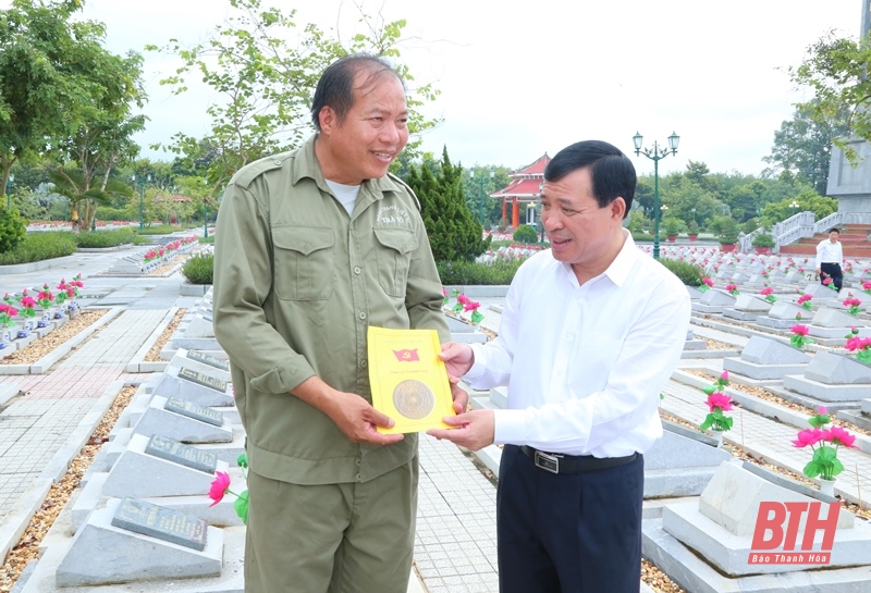 Phó Bí thư Thường trực Tỉnh ủy, Trưởng Đoàn ĐBQH tỉnh Lại Thế Nguyên viếng các anh hùng liệt sĩ tại các nghĩa trang thuộc tỉnh Tây Ninh