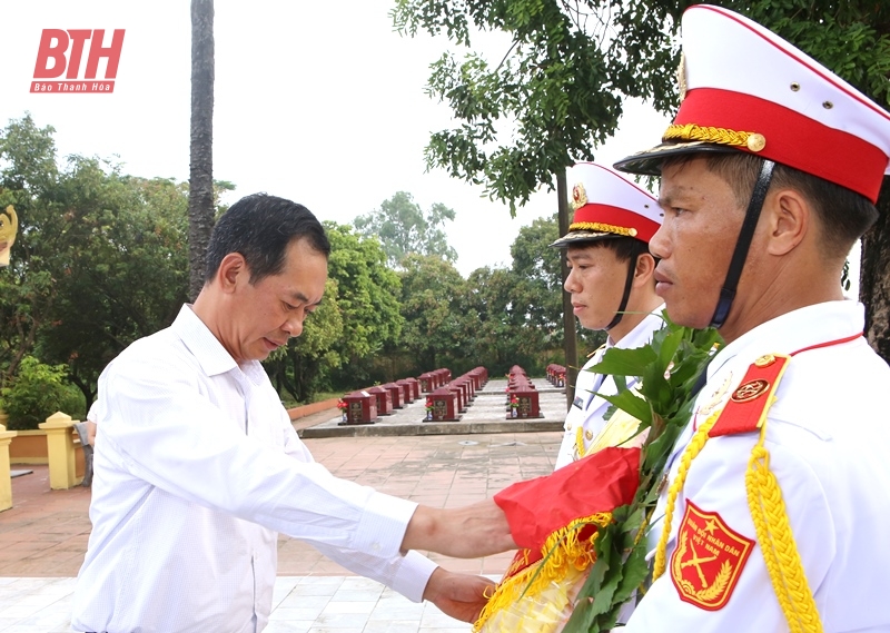 Phó Bí thư Tỉnh ủy Trịnh Tuấn Sinh viếng nghĩa trang liệt sĩ, thăm và tặng quà cho thương bệnh binh, gia đình chính sách huyện Nga Sơn