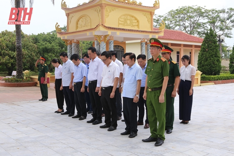 Phó Bí thư Tỉnh ủy Trịnh Tuấn Sinh viếng nghĩa trang liệt sĩ, thăm và tặng quà cho thương bệnh binh, gia đình chính sách huyện Nga Sơn