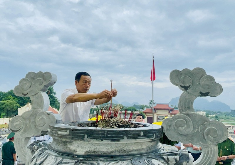 Chủ nhiệm Ủy ban Kiểm tra Tỉnh ủy Lê Quang Hùng viếng nghĩa trang liệt sĩ và thăm, tặng quà gia đình chính sách tại huyện Cẩm Thuỷ