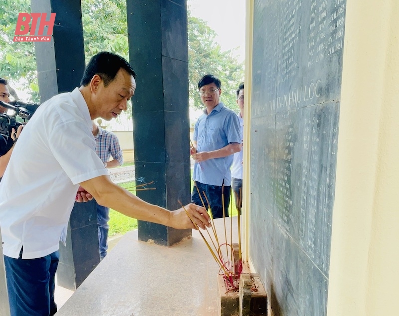 Chủ nhiệm Ủy ban Kiểm tra Tỉnh ủy Lê Quang Hùng viếng Nghĩa trang liệt sĩ và thăm, tặng quà gia đình chính sách tại huyện Hậu Lộc