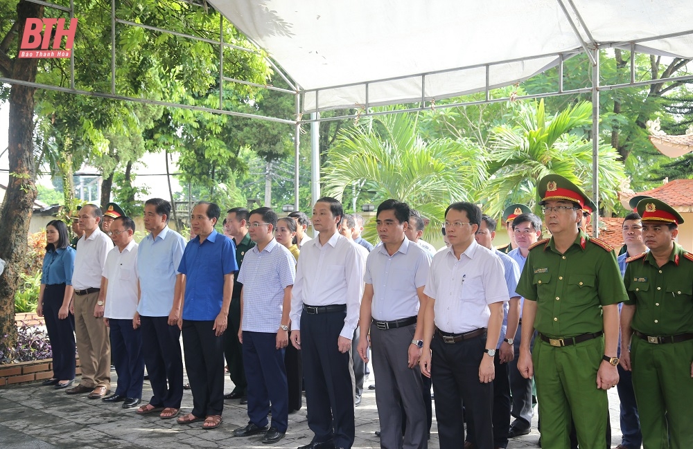 Chủ tịch UBND tỉnh Đỗ Minh Tuấn viếng nghĩa trang liệt sĩ và thăm, tặng quà gia đình chính sách tại huyện Thường Xuân