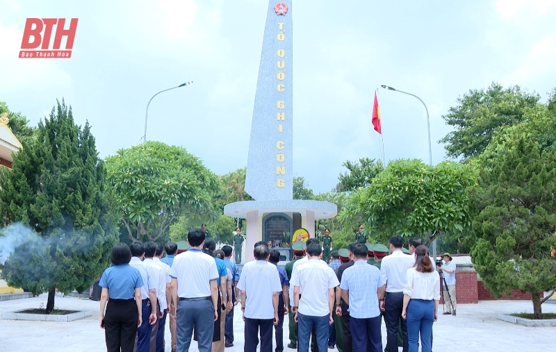 Chỉ huy trưởng Bộ CHQS tỉnh viếng nghĩa trang liệt sỹ và thăm, tặng quà người có công tại huyện Như Thanh