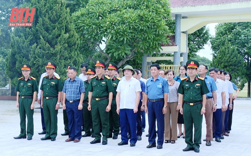 Chỉ huy trưởng Bộ CHQS tỉnh viếng nghĩa trang liệt sỹ và thăm, tặng quà người có công tại huyện Như Thanh