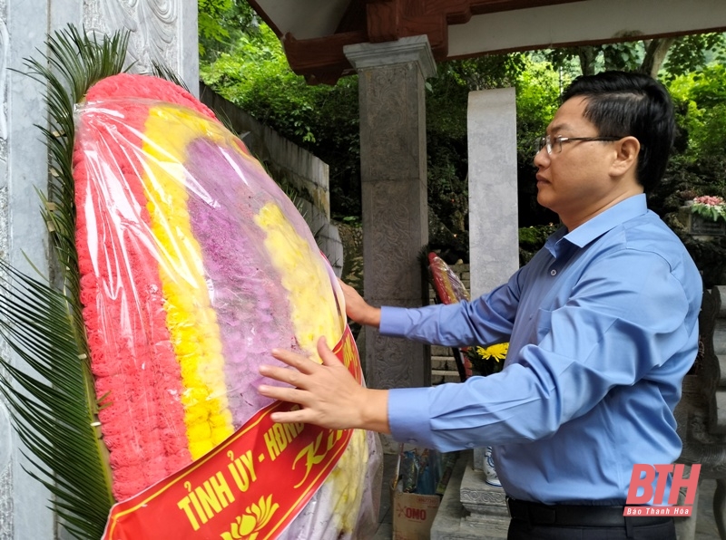 Phó Chủ tịch UBND tỉnh Mai Xuân Liêm viếng các anh hùng liệt sĩ và thăm, tặng quà gia đình chính sách tại huyện Quan Hóa