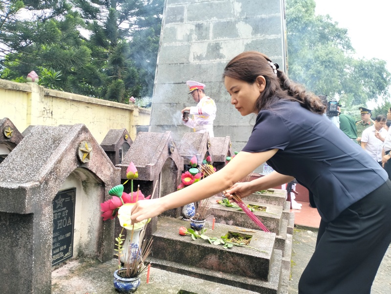 Phó Chủ tịch UBND tỉnh Mai Xuân Liêm viếng các anh hùng liệt sĩ và thăm, tặng quà gia đình chính sách tại huyện Quan Hóa