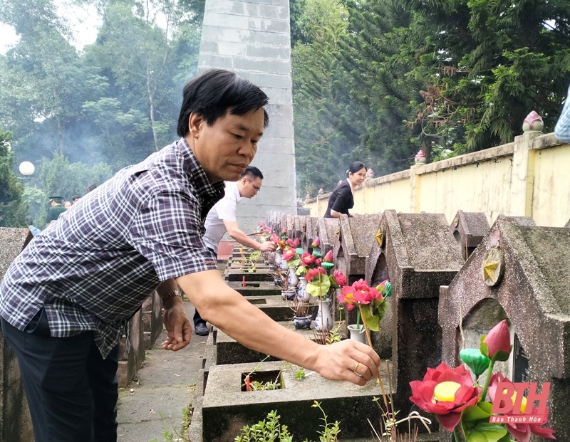 Phó Chủ tịch UBND tỉnh Mai Xuân Liêm viếng các anh hùng liệt sĩ và thăm, tặng quà gia đình chính sách tại huyện Quan Hóa