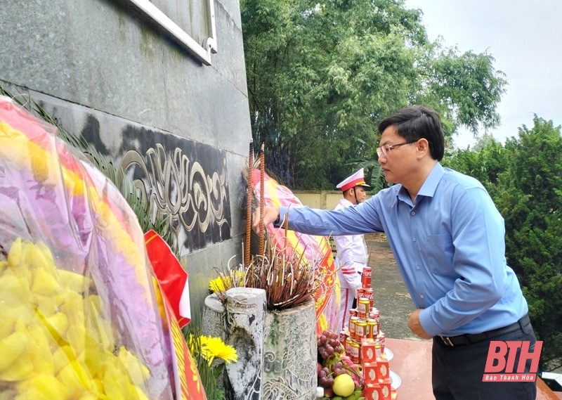 Phó Chủ tịch UBND tỉnh Mai Xuân Liêm viếng các anh hùng liệt sĩ và thăm, tặng quà gia đình chính sách tại huyện Quan Hóa