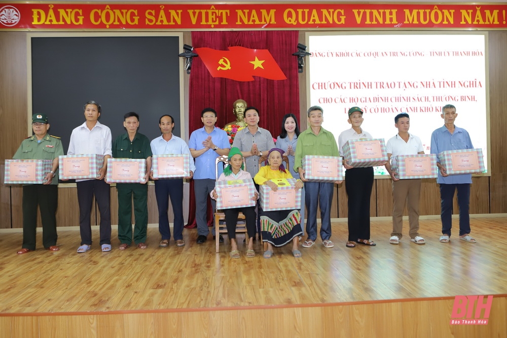 Đảng ủy Khối các cơ quan Trung ương và Tỉnh ủy Thanh Hóa trao tặng nhà tình nghĩa, trao quà cho các gia đình chính sách tại huyện Thường Xuân