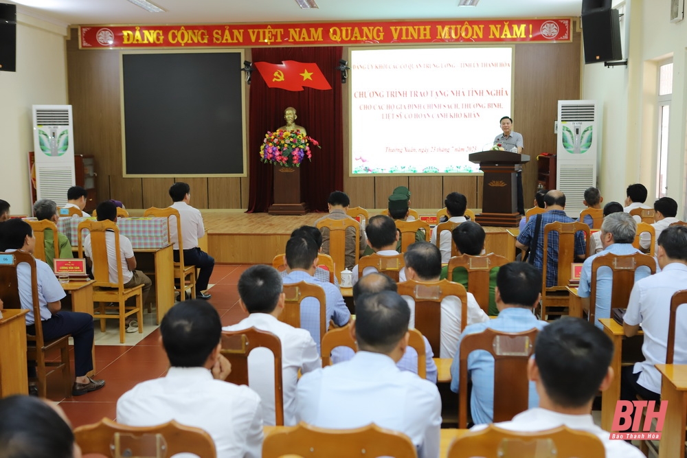 Đảng ủy Khối các cơ quan Trung ương và Tỉnh ủy Thanh Hóa trao tặng nhà tình nghĩa, trao quà cho các gia đình chính sách tại huyện Thường Xuân