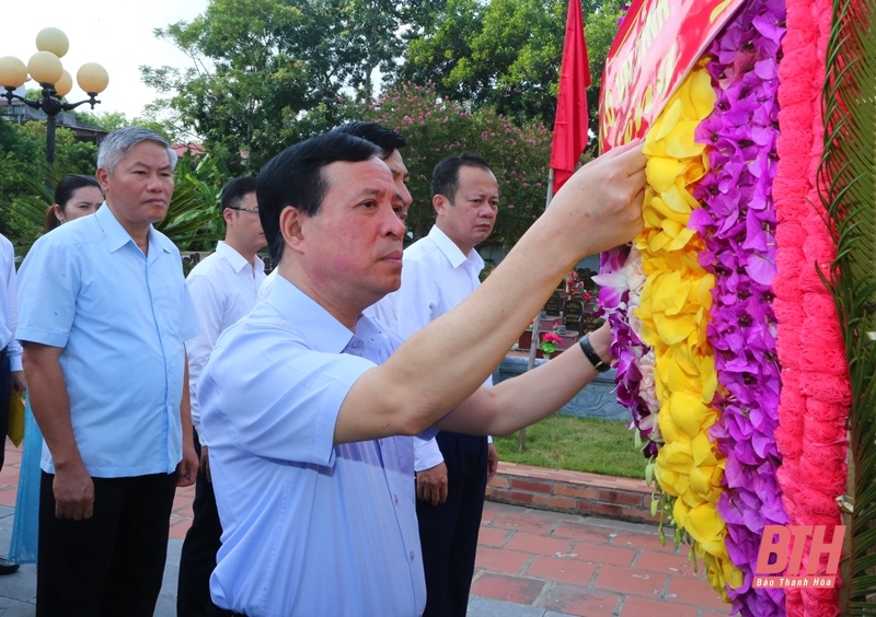 Phó Bí thư Thường trực Tỉnh ủy, Trưởng Đoàn ĐBQH tỉnh Lại Thế Nguyên viếng nghĩa trang liệt sĩ, thăm và tặng quà đối tượng chính sách trên địa bàn huyện Thiệu Hóa