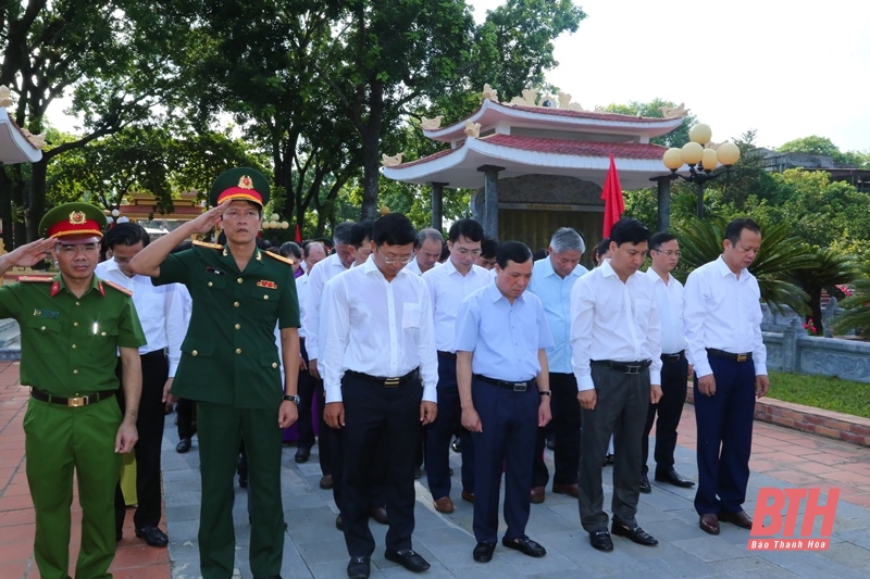 Phó Bí thư Thường trực Tỉnh ủy, Trưởng Đoàn ĐBQH tỉnh Lại Thế Nguyên viếng nghĩa trang liệt sĩ, thăm và tặng quà đối tượng chính sách trên địa bàn huyện Thiệu Hóa