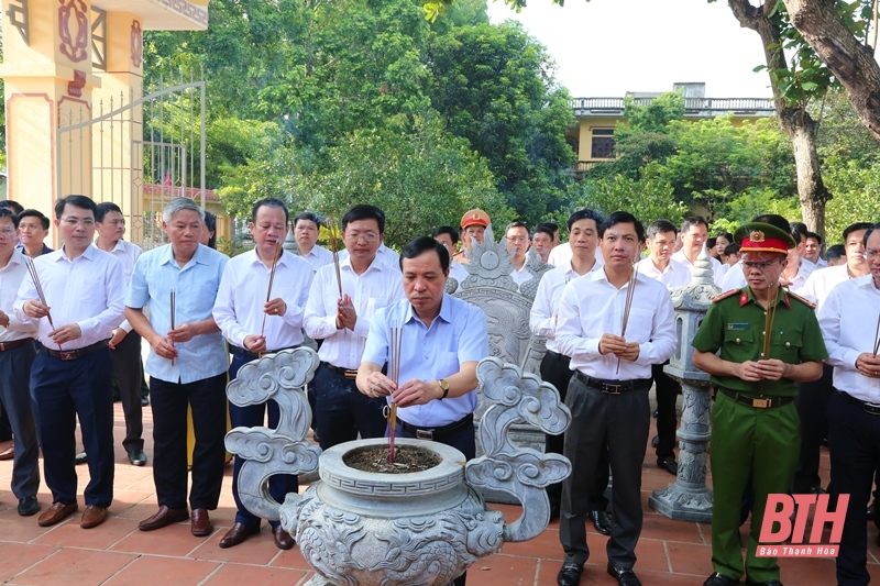 Phó Bí thư Thường trực Tỉnh ủy, Trưởng Đoàn ĐBQH tỉnh Lại Thế Nguyên viếng nghĩa trang liệt sĩ, thăm và tặng quà đối tượng chính sách trên địa bàn huyện Thiệu Hóa