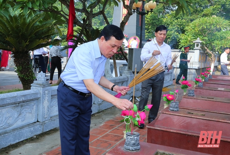 Phó Bí thư Thường trực Tỉnh ủy, Trưởng Đoàn ĐBQH tỉnh Lại Thế Nguyên viếng nghĩa trang liệt sĩ, thăm và tặng quà đối tượng chính sách trên địa bàn huyện Thiệu Hóa