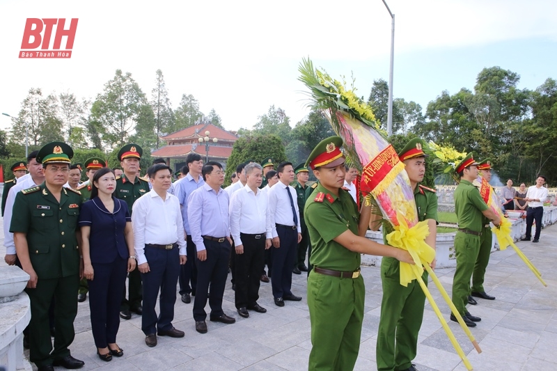 Bí thư Tỉnh ủy Đỗ Trọng Hưng viếng Tượng đài liệt sĩ Đảo Mê, Nghĩa trang liệt sĩ TX Nghi Sơn và tặng quà đối tượng chính sách