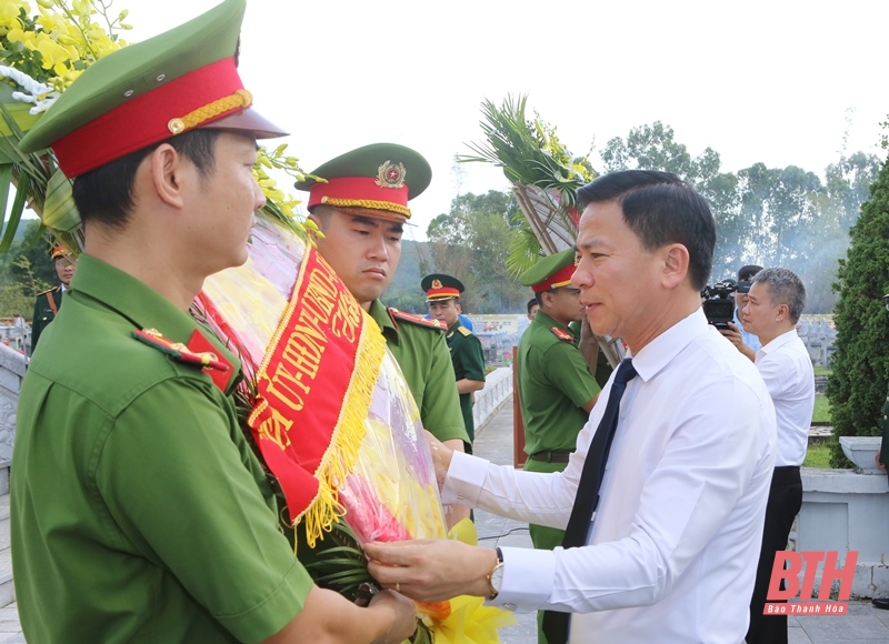 Bí thư Tỉnh ủy Đỗ Trọng Hưng viếng Tượng đài liệt sĩ Đảo Mê, Nghĩa trang liệt sĩ TX Nghi Sơn và tặng quà đối tượng chính sách