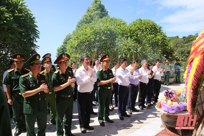 Bí thư Tỉnh ủy Đỗ Trọng Hưng viếng Tượng đài liệt sĩ Đảo Mê, Nghĩa trang liệt sĩ TX Nghi Sơn và tặng quà đối tượng chính sách