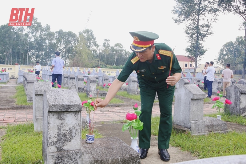 Bí thư Tỉnh ủy Đỗ Trọng Hưng viếng Tượng đài liệt sĩ Đảo Mê, Nghĩa trang liệt sĩ TX Nghi Sơn và tặng quà đối tượng chính sách