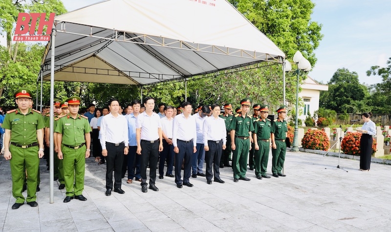 Bí thư Đảng ủy Khối Cơ quan và Doanh nghiệp tỉnh Trần Văn Hải viếng nghĩa trang liệt sĩ và thăm, tặng quà người có công tại huyện Vĩnh Lộc