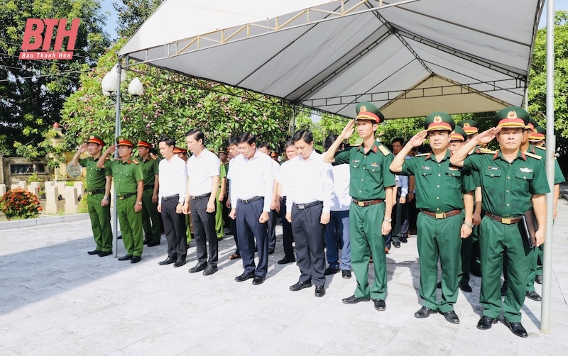 Bí thư Đảng ủy Khối Cơ quan và Doanh nghiệp tỉnh Trần Văn Hải viếng nghĩa trang liệt sĩ và thăm, tặng quà người có công tại huyện Vĩnh Lộc