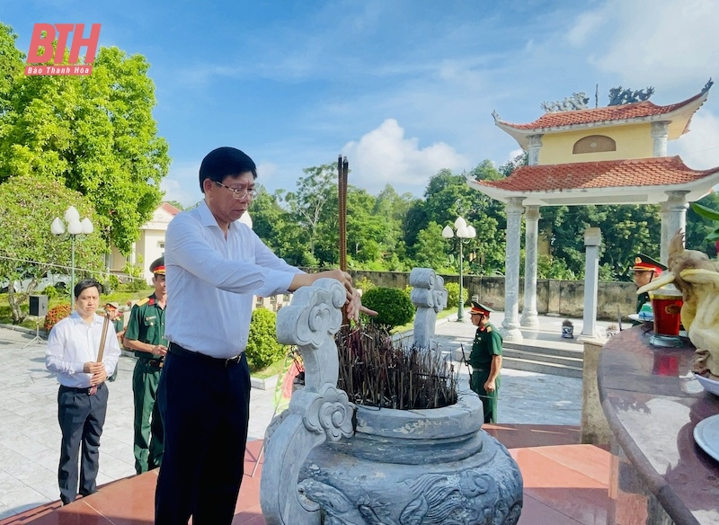 Bí thư Đảng ủy Khối Cơ quan và Doanh nghiệp tỉnh Trần Văn Hải viếng nghĩa trang liệt sĩ và thăm, tặng quà người có công tại huyện Vĩnh Lộc