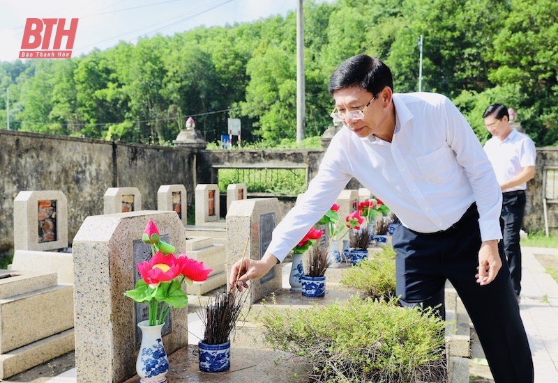 Bí thư Đảng ủy Khối Cơ quan và Doanh nghiệp tỉnh Trần Văn Hải viếng nghĩa trang liệt sĩ và thăm, tặng quà người có công tại huyện Vĩnh Lộc