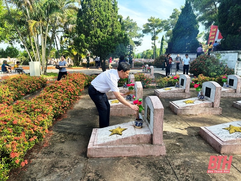 Phó Trưởng Đoàn ĐBQH tỉnh Mai Văn Hải viếng nghĩa trang liệt sĩ và thăm, tặng quà gia đình chính sách huyện Hà Trung