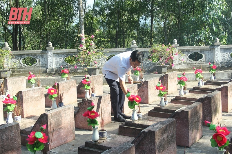 Trưởng Ban Tuyên giáo Tỉnh ủy Đào Xuân Yên viếng nghĩa trang liệt sĩ và thăm, tặng quà gia đình chính sách huyện Nông Cống