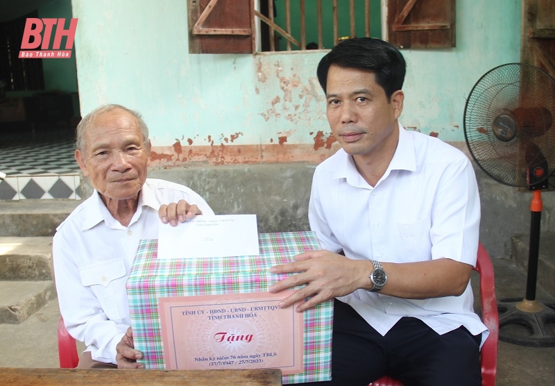 Trưởng Ban Tuyên giáo Tỉnh ủy Đào Xuân Yên viếng nghĩa trang liệt sĩ và thăm, tặng quà gia đình chính sách huyện Nông Cống