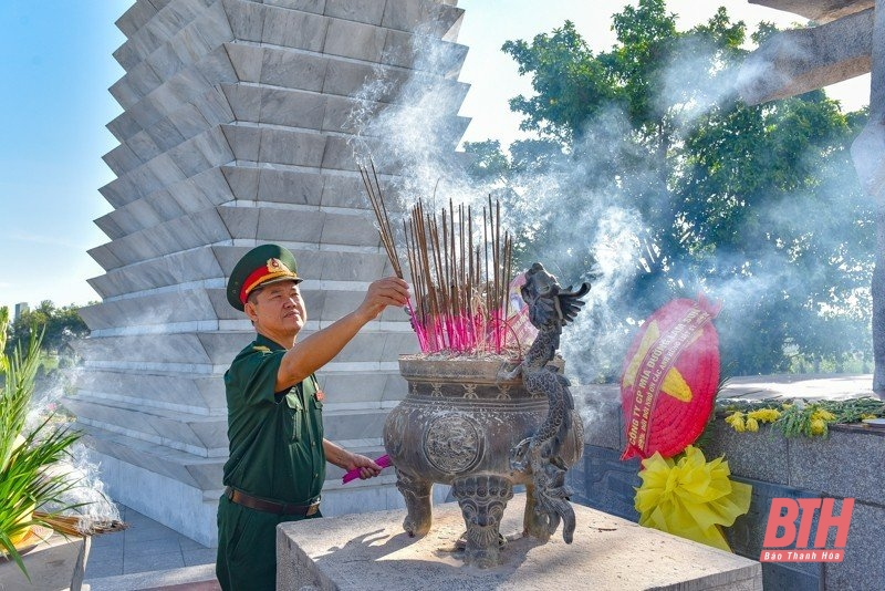 Nghĩa trang liệt sỹ Hàm Rồng những ngày tháng 7