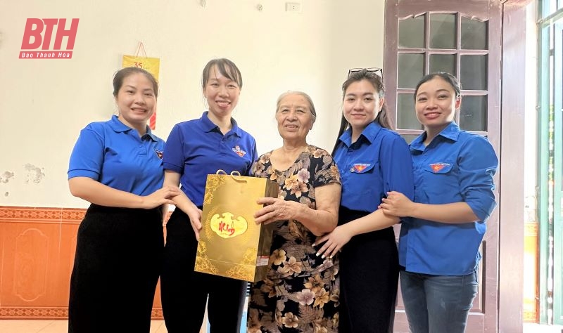 Đoàn Thanh niên Báo Thanh Hóa tri ân các Anh hùng liệt sĩ và thăm, tặng quà các gia đình chính sách