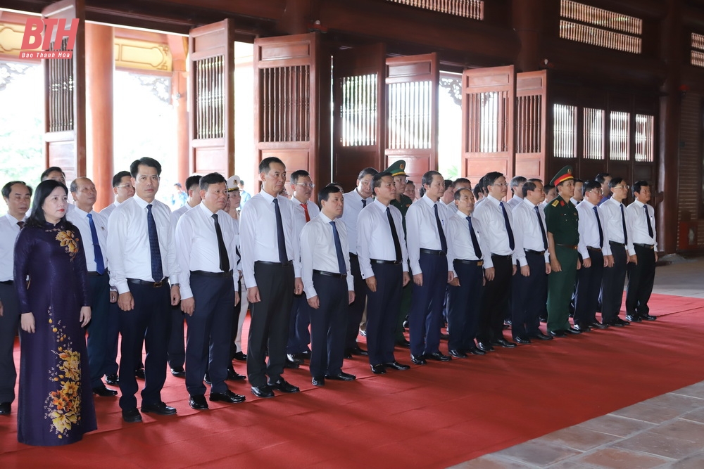 Đoàn đại biểu tỉnh Thanh Hóa dâng hương tưởng niệm Chủ tịch Hồ Chí Minh, Mẹ Việt Nam anh hùng và các Anh hùng liệt sĩ