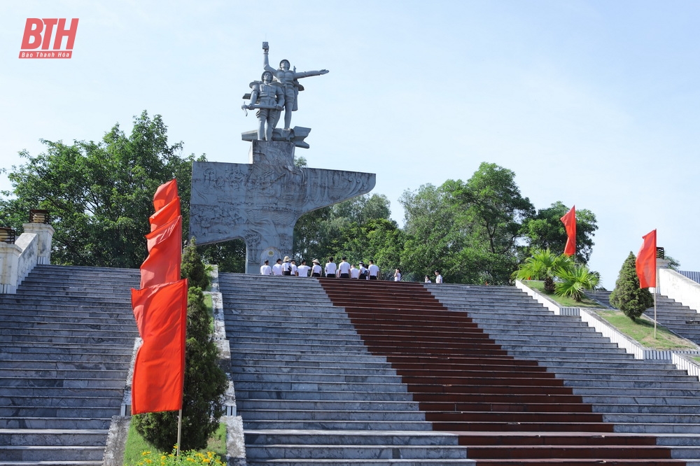 Đoàn đại biểu tỉnh Thanh Hóa dâng hương tưởng niệm Chủ tịch Hồ Chí Minh, Mẹ Việt Nam anh hùng và các Anh hùng liệt sĩ