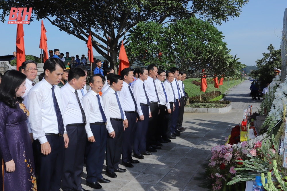 Đoàn đại biểu tỉnh Thanh Hóa dâng hương tưởng niệm Chủ tịch Hồ Chí Minh, Mẹ Việt Nam anh hùng và các Anh hùng liệt sĩ