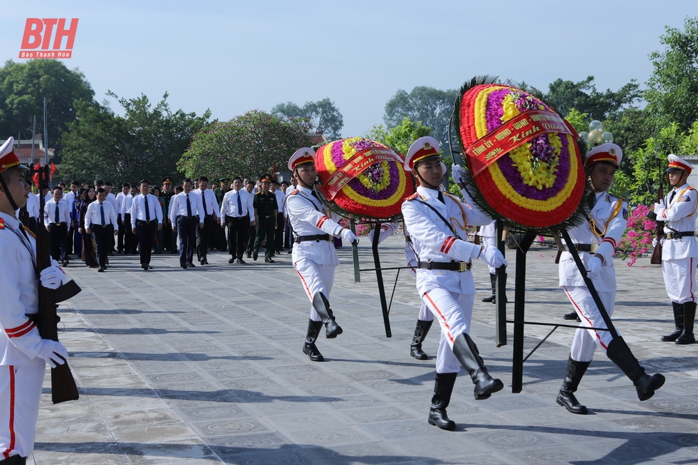 Đoàn đại biểu tỉnh Thanh Hóa dâng hương tưởng niệm Chủ tịch Hồ Chí Minh, Mẹ Việt Nam anh hùng và các Anh hùng liệt sĩ