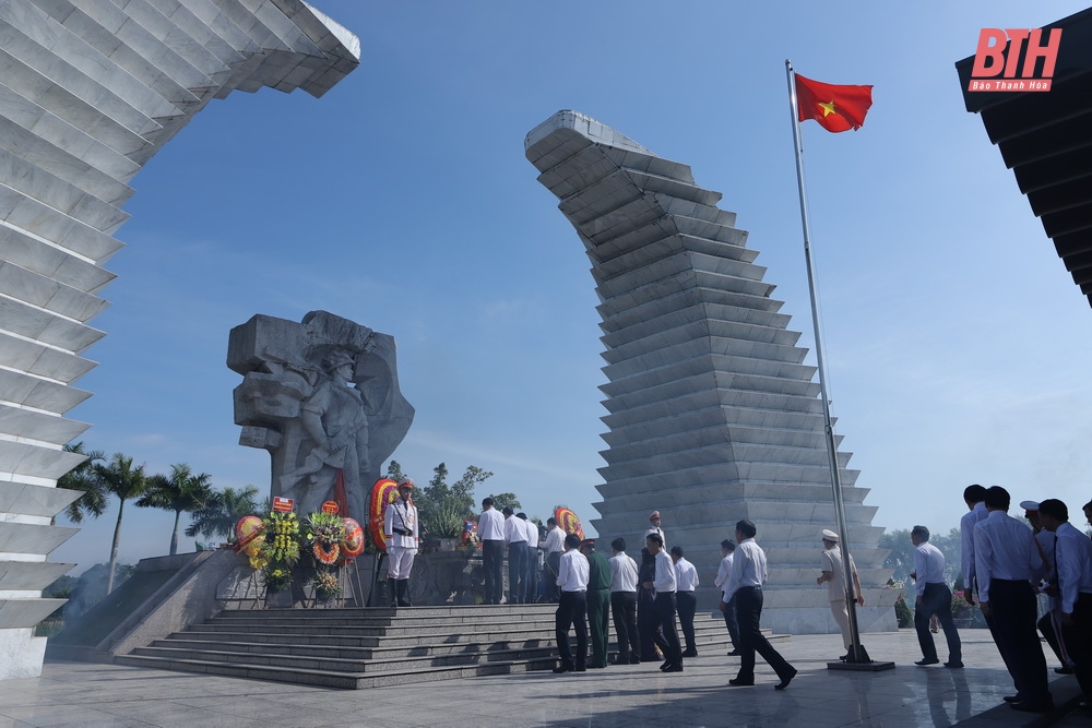 Đoàn đại biểu tỉnh Thanh Hóa dâng hương tưởng niệm Chủ tịch Hồ Chí Minh, Mẹ Việt Nam anh hùng và các Anh hùng liệt sĩ