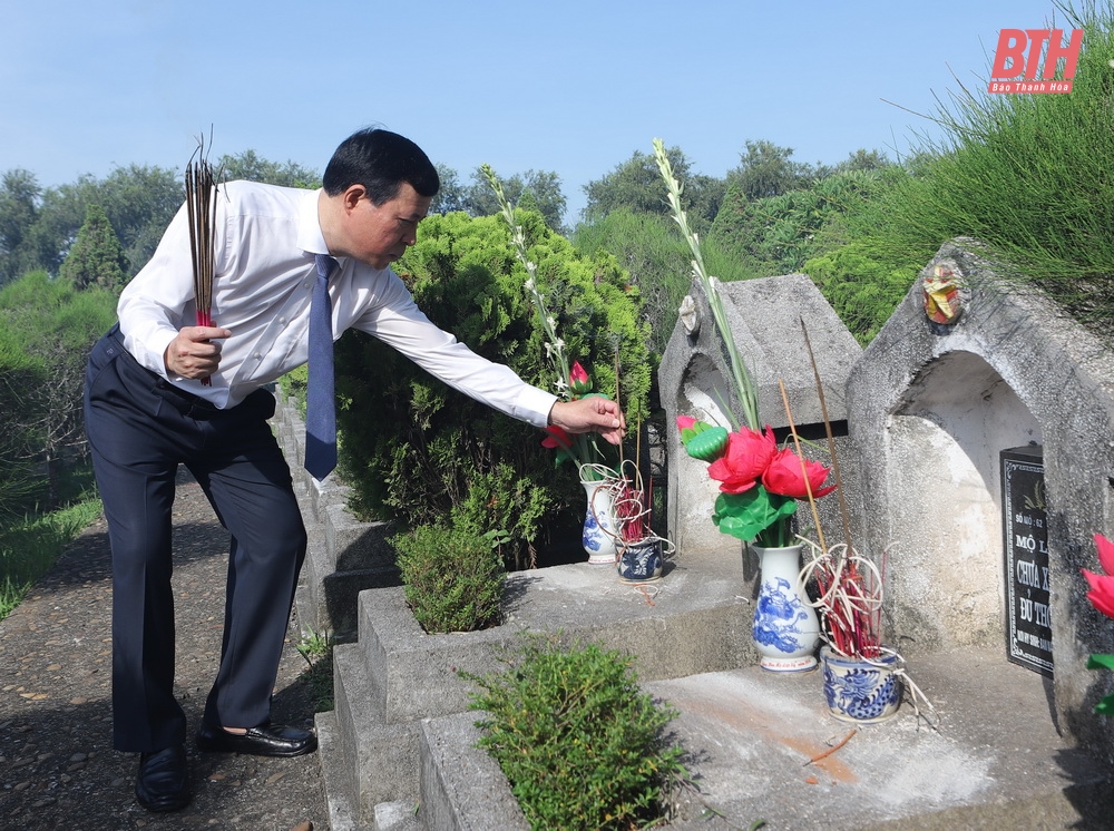 Đoàn đại biểu tỉnh Thanh Hóa dâng hương tưởng niệm Chủ tịch Hồ Chí Minh, Mẹ Việt Nam anh hùng và các Anh hùng liệt sĩ