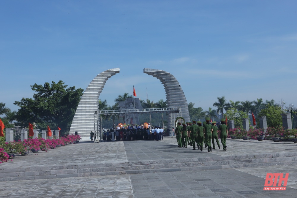 Đoàn đại biểu tỉnh Thanh Hóa dâng hương tưởng niệm Chủ tịch Hồ Chí Minh, Mẹ Việt Nam anh hùng và các Anh hùng liệt sĩ