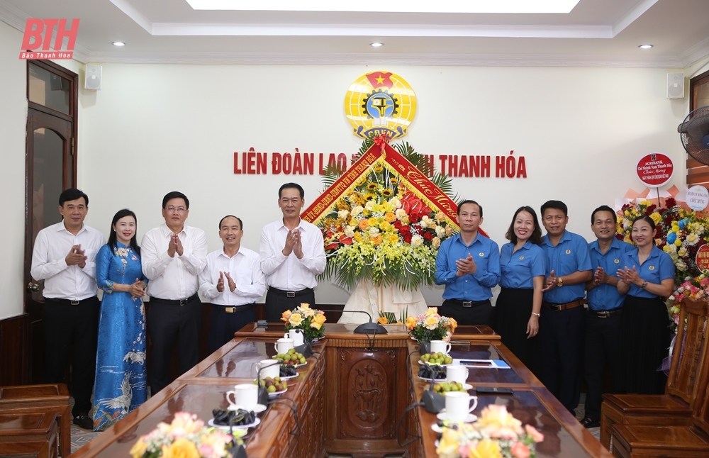 Đoàn đại biểu Tỉnh ủy, HĐND, UBND, Ủy ban MTTQ tỉnh chúc mừng Liên đoàn Lao động tỉnh