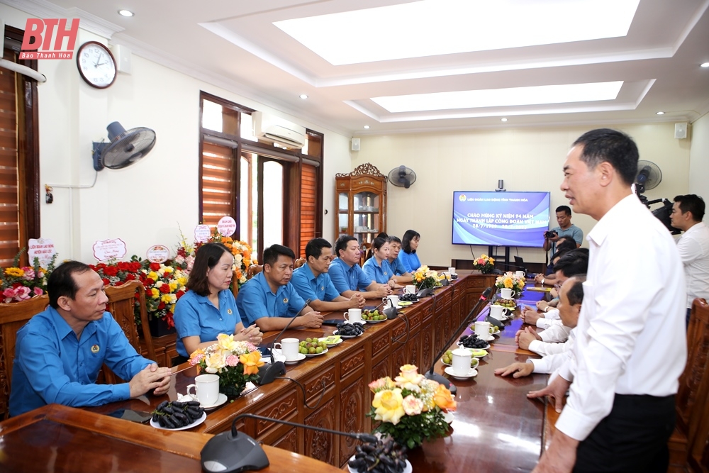 Đoàn đại biểu Tỉnh ủy, HĐND, UBND, Ủy ban MTTQ tỉnh chúc mừng Liên đoàn Lao động tỉnh