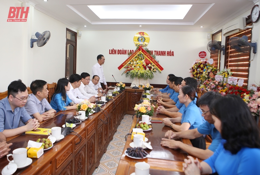 Đoàn đại biểu Tỉnh ủy, HĐND, UBND, Ủy ban MTTQ tỉnh chúc mừng Liên đoàn Lao động tỉnh