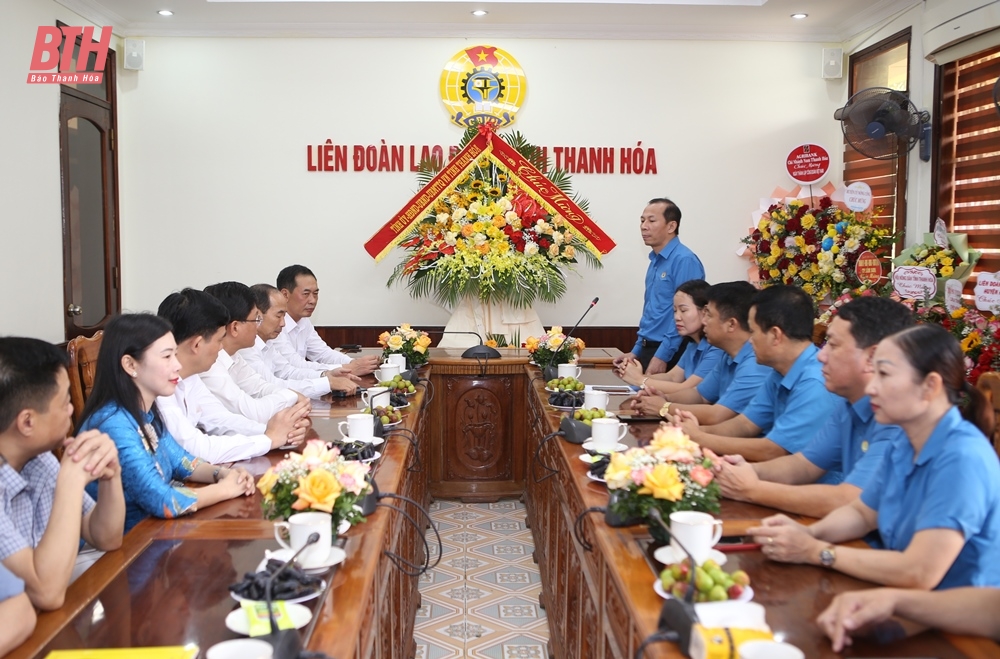 Đoàn đại biểu Tỉnh ủy, HĐND, UBND, Ủy ban MTTQ tỉnh chúc mừng Liên đoàn Lao động tỉnh