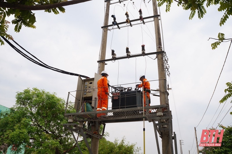 Tháo gỡ khó khăn trong triển khai dự án, bảo đảm cung ứng điện cho sản xuất và tiêu dùng