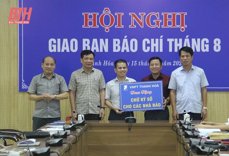 Giao ban công tác báo chí tháng 8-2023