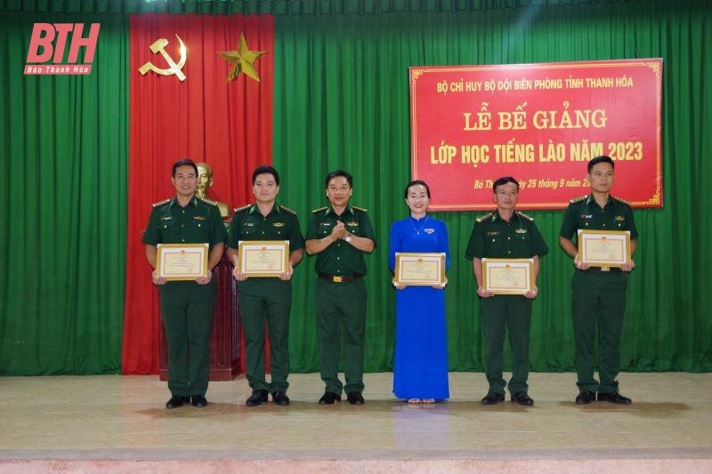 38 học viên BĐBP hoàn thành chương trình học tiếng Lào