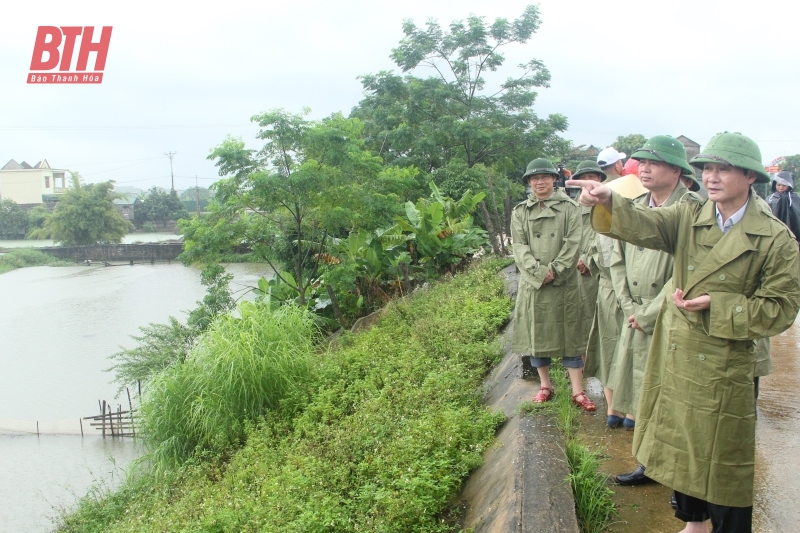 Chủ tịch UBND tỉnh Đỗ Minh Tuấn kiểm tra và chỉ đạo khắc phục hậu quả mưa lũ các huyện Hà Trung và Vĩnh Lộc