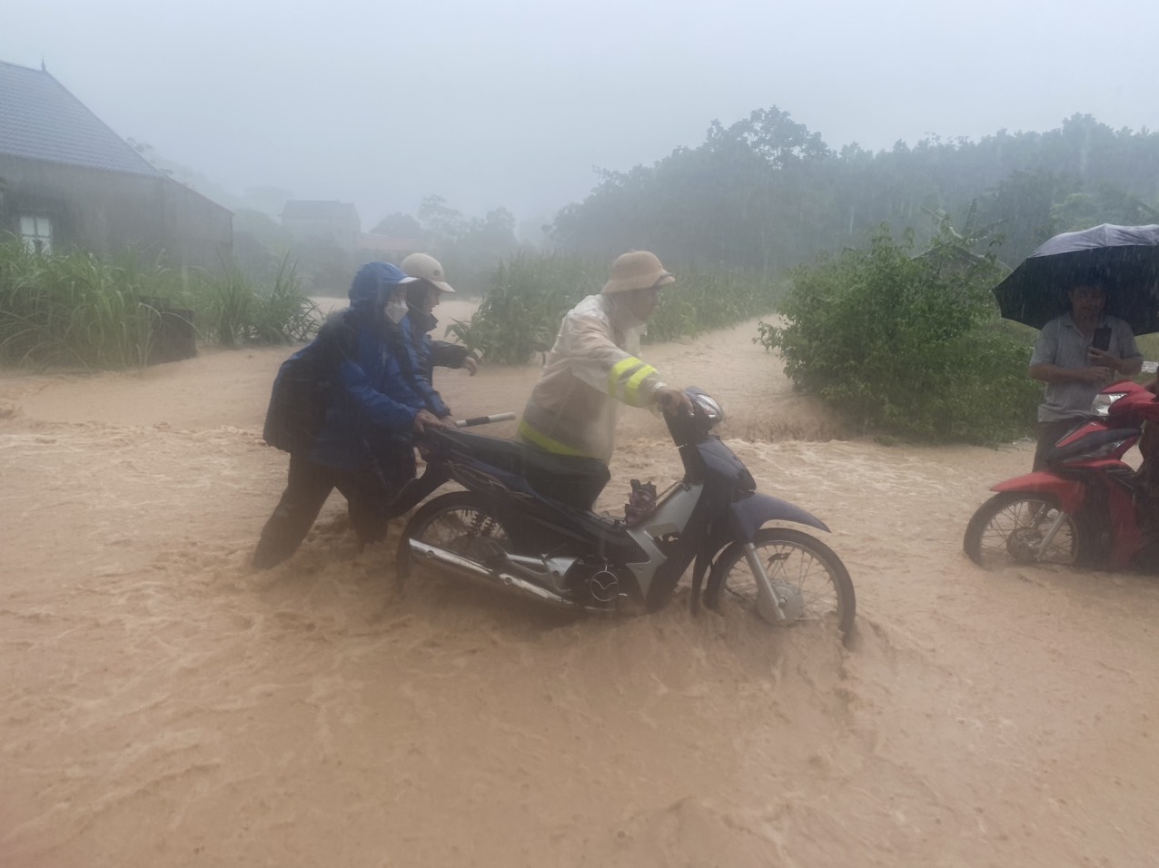 [Cập nhật] - Mưa lớn khiến 1 người mất tích, gây sạt lở, ngập úng cục bộ tại một số địa phương; tập trung triển khai các giải pháp ứng phó