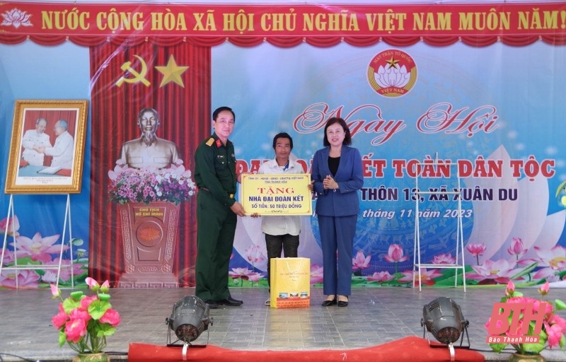 Chỉ huy trưởng Bộ CHQS tỉnh dự Ngày hội Đại đoàn kết toàn dân tộc tại xã Xuân Du