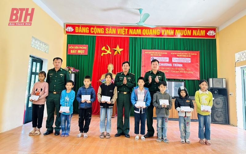 Chương trình thiện nguyện “Cùng học sinh vùng cao tới trường”